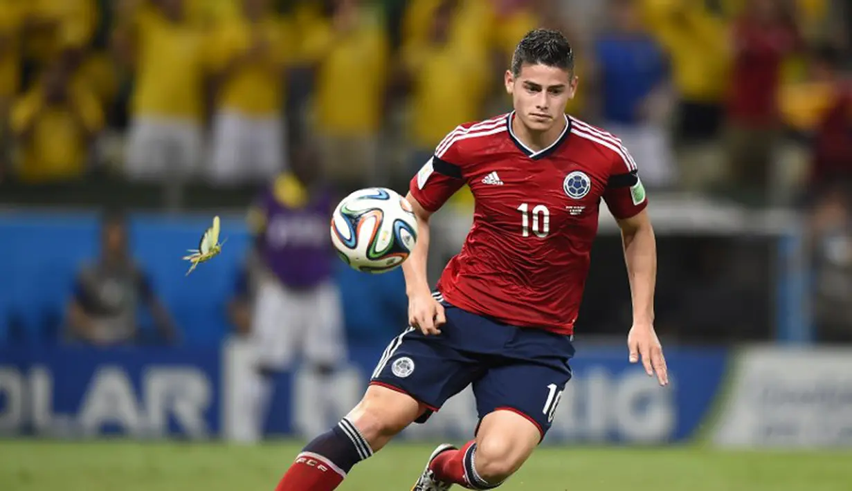 Saat berlaga melawan Brasil di perempat final. Seekor belalang terbang mendekati James Rodriguez yang sedang berlari di tengah lapangan, The Castelao Stadium, Fortaleza (4/7/2014) (AFP PHOTO/FABRICE COFFRINI)