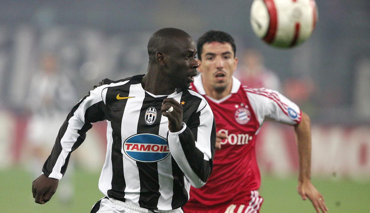 8. Lillian Thuram - Datang ke Juventus pada tahun 2001 bersama dengan Gianluigi Buffon dari Parma, dirinya langsung tampil memikat. Mampu bermain sebagai bek tengah dan wing bek kanan membuat pesepaj bola Prancis ini selalu menjadi pilihan pertama. (AFP/Patrik Hertzog)
