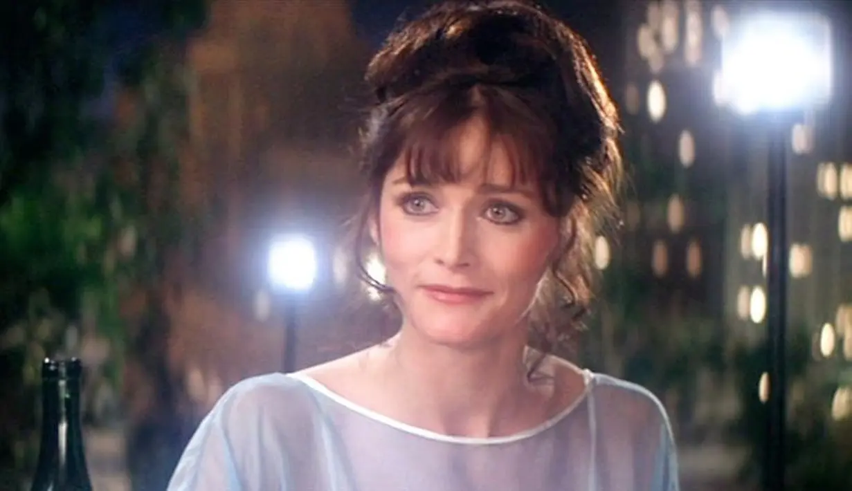 Margot Kidder ditemukan   berkeliaran di jalan kaena   menderita penyakit mental. Kini   hidupnya pun sudah membaik.   (Purple Clover)