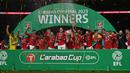 Para pemain Manchester United merayakan gelar Carabao Cup 2022/2023 setelah mengalahkan Newcastle United pada laga final di Wembley Stadium, London (26/2/2023). Di posisi ketiga ada Manchester United yang baru saja menambah koleksi gelar Piala Liga Inggris menjadi 6 kali juara setelah mengalahkan Newcastle United 2-0 dalam laga final Carabao Cup 2022/2023. (AFP/Glyn Kirk)