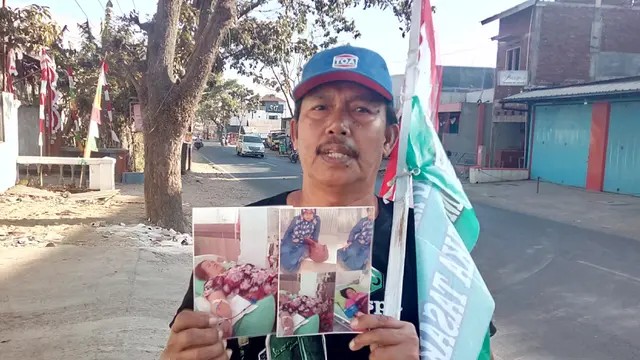 Undang, menunjukan foto sosok Istrinya yang pernah mendapatkan bantuan KIS saat mendapatkan perawatan medis akibat penyakitnya
