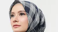 Berikut padu padan hijab segi empat agar tidak membosankan dari Dhatu Rembulan. (Foto: instagram/dhaturembulan)