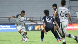 Arema FC harus puas diimbangi 0-0 oleh Persikabo 1973 dalam laga tunda pekan ke-17 BRI Liga 1 2021/2022 di Stadion Kapten I Wayan Dipta, Gianyar, Bali, Rabu (5/1/2022). Hasil ini membuang kesempatan Singo Edan untuk mengkudeta Persib Bandung dari posisi kedua. (Bola.com/Nandang Permana)