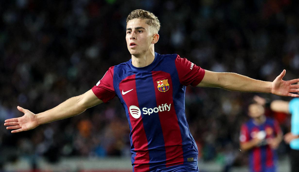 Pemain Barcelona, Fermin Lopez, melakukan selebrasi setelah mencetak gol ke gawang Shakhtar Donetsk pada laga Liga Champions, di Stadion Olimpic Lluis Companys, Rabu (25/10/2023). Barcelona sukses mengalahkan Shakhtar Donetsk dengan skor 2-1. (AFP/Lluis Gene)