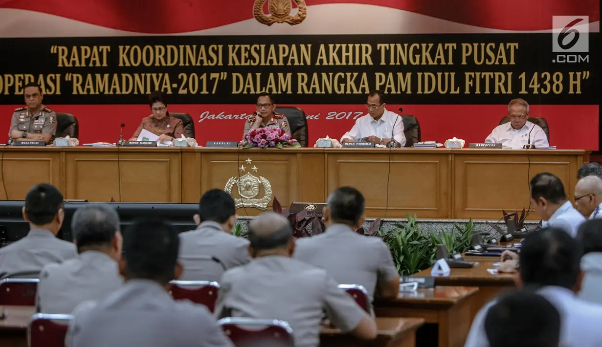 Kapolri Jenderal Tito Karnavian bersama beberapa kementerian menggelar rapat koordinasi kesiapan akhir tingkat pusat 'Operasi Ramadaniya 2017' di Mabes Polri, Senin (12/6). Rapat dalam rangka pengamanan mudik Lebaran 2017 (Liputan6.com/Faizal Fanani)