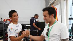 Moreno Soeprapto (kanan) mendatangi paddock Campos Racing untuk memberi dukungan Rio Haryanto. (Bola.com/Reza Khomaini)