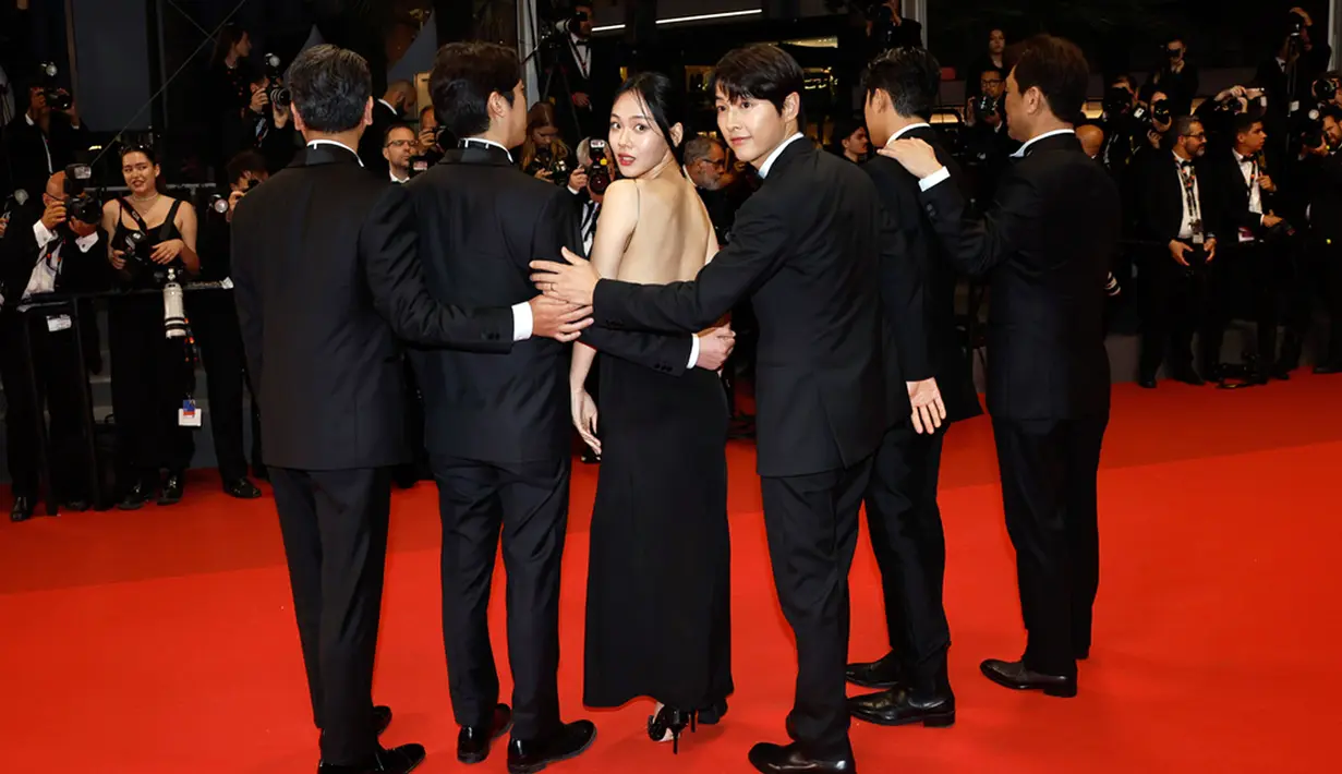 Meski menghadiri Festival Film Cannes untuk pertama kali dalam hidupnya, Song Joong-ki memamerkan penampilannya yang santai dengan memberikan fan service dari awal hingga akhir. (Photo by Joel C Ryan/Invision/AP)
