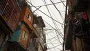 Kabel listrik yang malang melintang di kawasan Villa 31, Buenos Aires, Argentina (25/4). Wilayah ini terkenal sebagai kampung kumuh tertua, sekaligus simbol kemiskinan di Argentina. (AFP PHOTO/Eitan Abramovich)