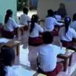 Mulai hari ini hingga 3 hari ke depan, murid-murid SD dan Madrasah Ibtidaiah di seluruh Indonesia mengikuti Ujian Nasional. 