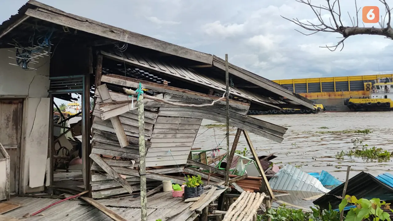 Tongkang Seruduk Rumah Warga Tapin Kalsel