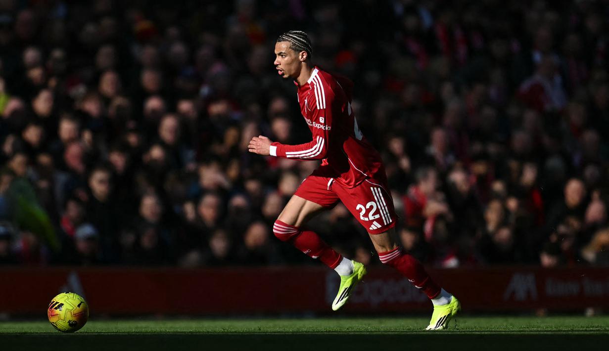 Hugo Ekitike menjadi pemain yang tampil menawan pada laga tersebut. Ia menjadi keran gol The Reds sekaligus mencatatkan assist untuk gol Alexis Mac Allister pada menit ke-43. (AFP/Paul Ellis)