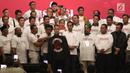 Aktivis 98 Adian Napitupulu memberikan jaket bertuliskan Son Of Democracy Indonesia 98 kepada Presiden Joko Widodo selama acara Halalbihalal bersama aktivis 98 di Jakarta, Minggu (16/6/2019). (Liputan6.com/Angga Yuniar)