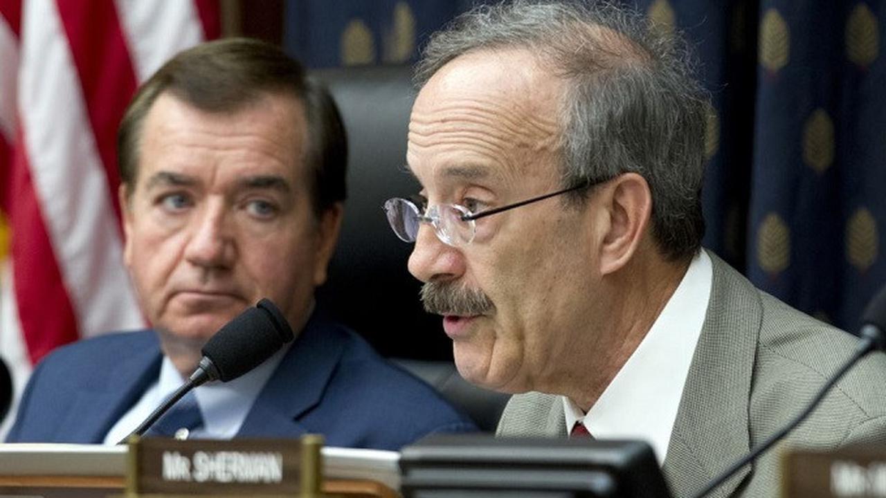 Anggota DPR AS Eliot Engel (kanan), salah seorang yang mendorong sanksi terhadap Myanmar atas Krisis Rohingya (AP)