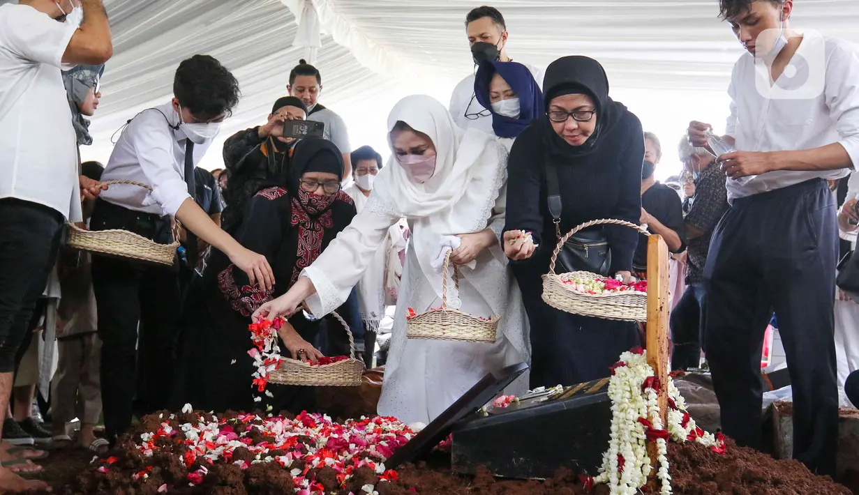 <p>Nia Zulkarnaen (ketiga kanan), putri aktris senior Mieke Wijaya, menaburkan bunga di atas makam sang ibunda di TPU Tanah Kusir, Jakarta, Rabu (4/5/2022). Mieke Wijaya meninggal dunia pada Selasa, 3 Mei 2022 di Jakarta. Ia meninggal dunia pada usia 82 tahun. (Liputan6.com/Herman Zakharia)</p>