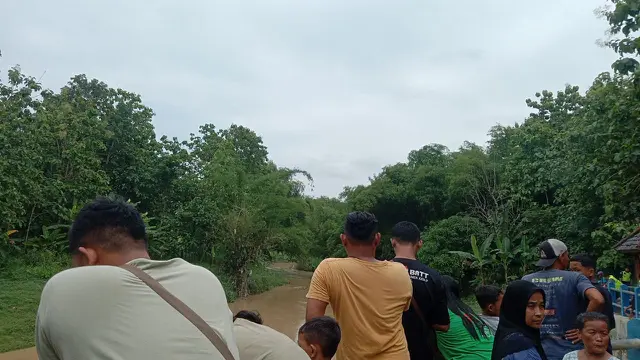 Warga ketika berada di sekitar lokasi kejadian.