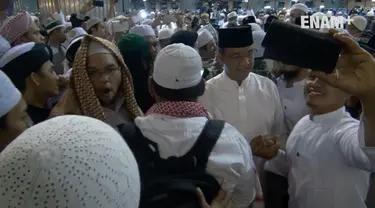 Cagub DKI Jakarta Agus Yudhoyono dan pasangan cagub dan cawagub Anies Baswedan dan Sandiaga Uno mengikuti sholat subuh bersama massa aksi 112 di Mesjid Istiqlal Jakarta