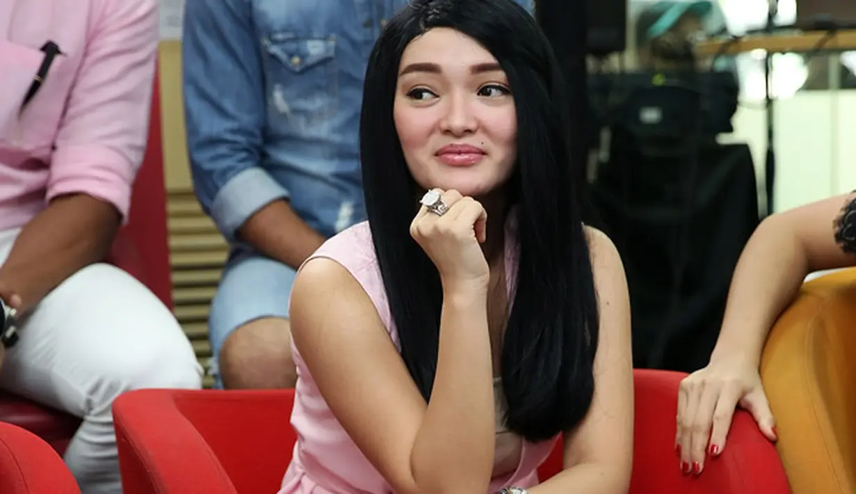 Hubungan kisah asmara penyanyi dangdut Zaskia Gotik dan Vicky Prasetyo berakhir tragis. Setelah resmi bertunangan, Vicky yang saat itu dikenal sebagai pengusaha harus mendekam di penjara terkait kasus penipuan. (Bambang E. Ros/Bintang.com)