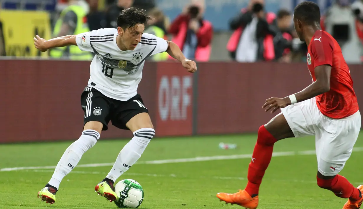 Pemain Jerman, Mesut Ozil Jerman (kiri) berebut bola dengan David Alaba dalam laga persahabatan melawan Austria di Klagenfurt, Austria, Sabtu (2/6). Timnas Jerman takluk 1-2 dari Austria. (AP Photo/Ronald Zak)