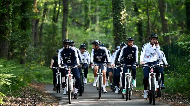 Timnas Prancis Latihan Bersepeda