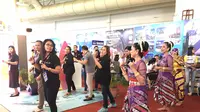 Tarian Poco-Poco khas Sulawesi Utara turut menggoyang pengunjung MATTA Fair yang digelar di Johor Bahru, Malaysia. Foto: Unoviana/ Liputan6.com.