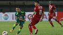 Gelandang Persebaya Surabaya, Rendi Irwan (kiri) berusaha melewati gelandang Persik Kediri, Ady Eko dalam laga Grup C Piala Menpora 2021 di Stadion Si Jalak Harupat, Bandung, Selasa (23/3/2021). Persebaya menang 2-1 atas Persik. (Bola.com/M Iqbal Ichsan)