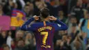 Gelandang Barcelona, Philippe Coutinho, melakukan selebrasi usai membobol gawang Manchester United pada laga Liga Champions 2019 di Stadion Camp Nou, Selasa (16/4). Barcelona menang 3-0 atas Manchester United. (AP/Joan Monfort)