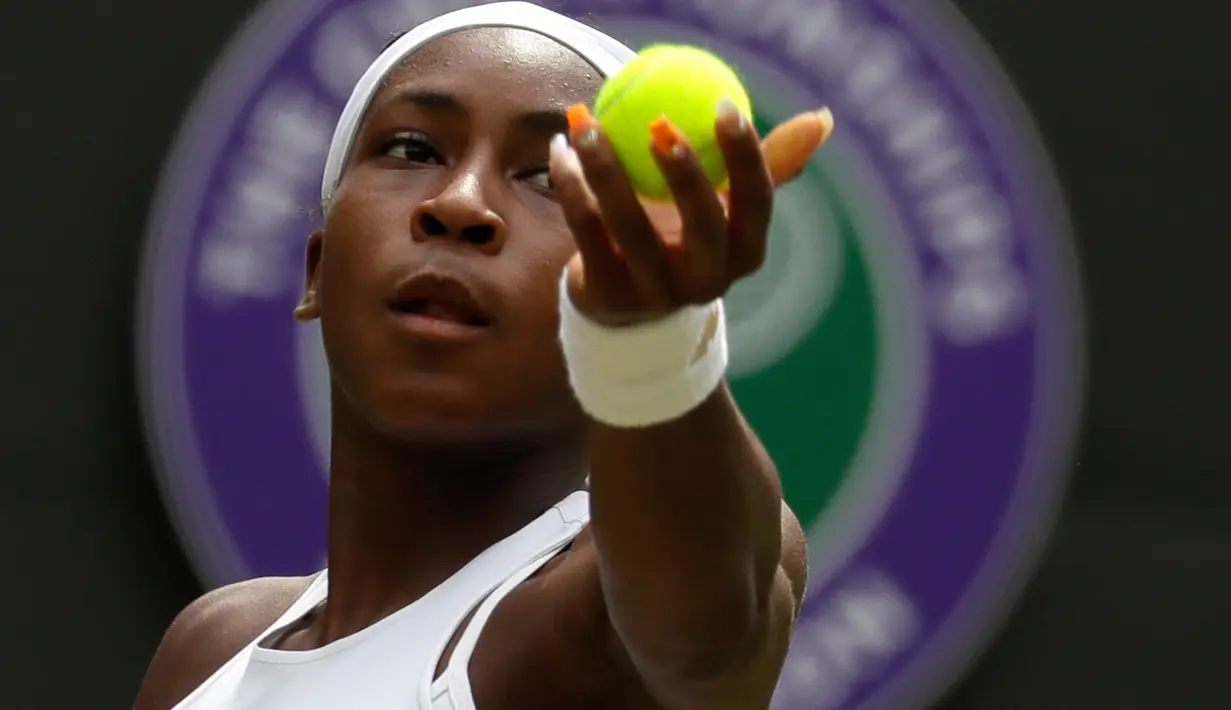 Petenis AS, Cori Gauff bersiap melakukan servis ke arah lawannya petenis Romania, Simona Halep pada babak keempat Wimbledon 2019 di All England Lawn Tennis Club, Senin (8/7/2019). Petenis 15 tahun itu ditundukkan Halep, yang unggulan ke-7 turnamen, dengan skor 3-6, 3-6. (AP/Kirsty Wigglesworth)