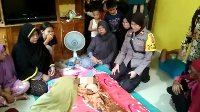 M Fathir, saat disemayamkan di rumah duka usai mampu diselamatkan pihak rumah sakit (Ahmad Akbar Fua/Liputan6.com)
