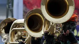 Aksi marching band prajurit TNI AU memeriahkan upacara HUT ke70  TNI AU di Lanud Halim Perdanakusuma, Jakarta, Kamis (9/4). Dalam Hut TNI AU ke 70 prajurit unjuk kebolehan melakukan atraksi udara, seperti Terjun Payung. (Liputan6.com/Johan Tallo)