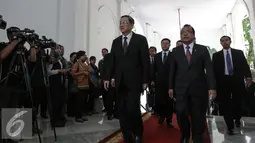 Ketua Parlemen Tiongkok Yu Zhengsheng dan rombongan saat tiba di Istana Merdeka, Jakarta, Senin (27/7/2015). Kedatangan Yu Zhengsheng untuk membahas investasi Tiongkok dan kerja sama di bidang kelautan. (Liputan6.com/Faizal Fanani)