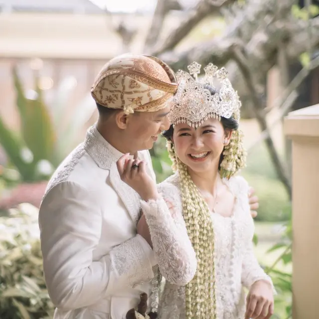 6 Potret Detail Busana dan Makeup Adinda Azani dari Akad Nikah hingga Resepsi