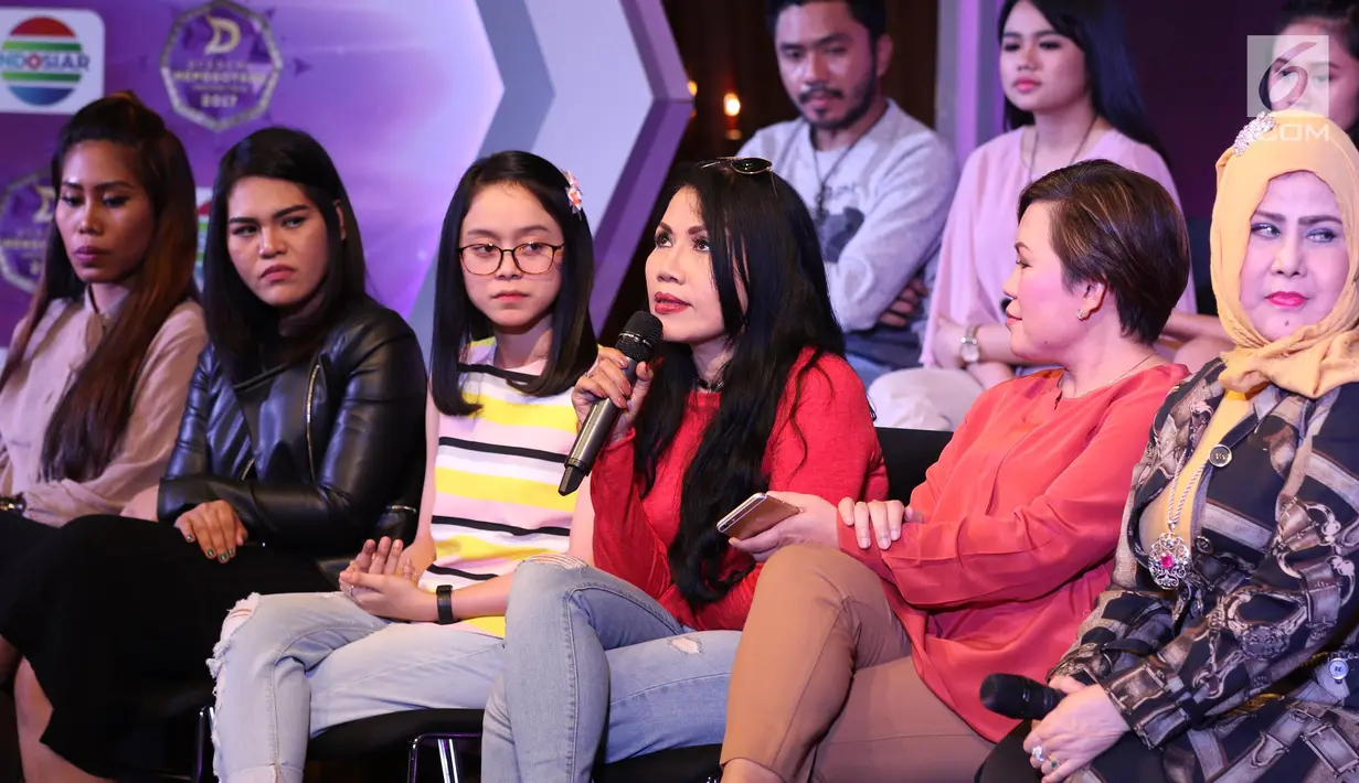 Pedangdut Rita Sugiarto saat konferensi pers program D'Academy Menggoyang Indonesia 2017 di SCTV Tower, Jakarta, Kamis (7/9). Selain Rita, acara ini akan dimeriahkan Raja Dangdut hingga jebolan D'Academy dan Bintang Pantura. (Liputan6.com/Helmi Afandi)