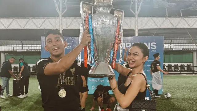 Potret Ariel Tatum Ikut Angkat Piala Kemenangan Daffa Wardhana (credit: instagram/daffawardhana)