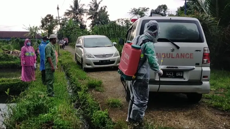 Pemakaman jenazah Corona Covid-19 di Desa Karangnangka, Banyumas. (Foto: Liputan6.com/Rudal Afgani)