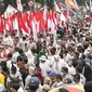 Lautan massa pendukung dan simpatisan Prabowo Subianto dan Gibran Rakabuming Raka memadati area luar Gedung Komisi Pemilihan Umum (KPU), Rabu (25/10/2023). (Liputan6.com/Angga Yuniar)