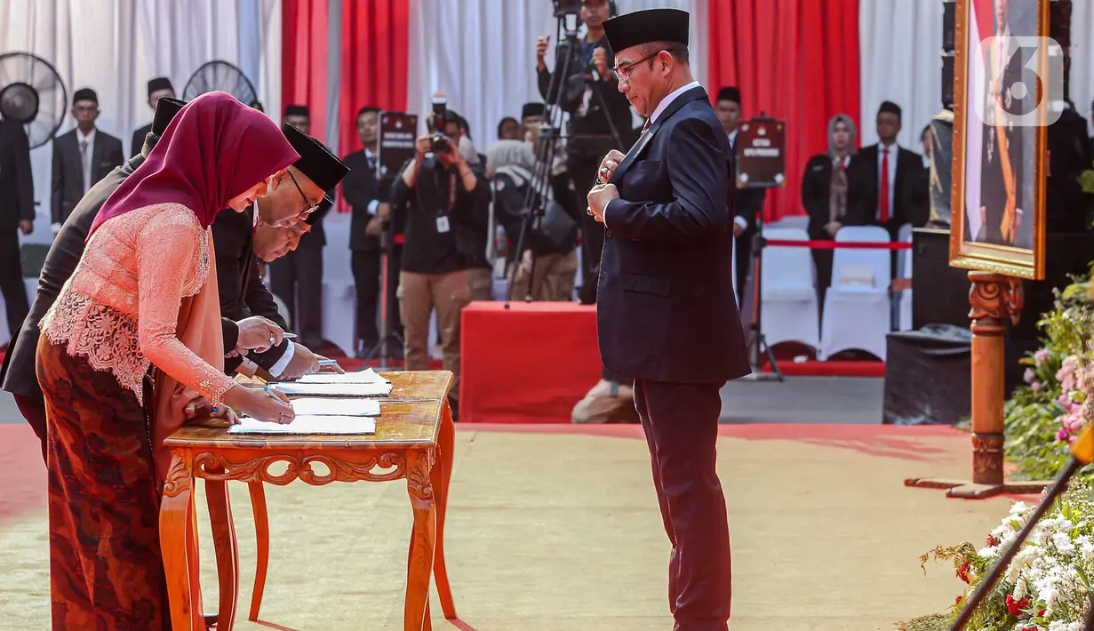 Komisi Pemilihan Umum (KPU) melantik anggota KPU dari 5 provinsi dan 12 kabupaten/kota di 4 provinsi untuk masa bakti 2023-2028. (Liputan6.com/Faizal Fanani)