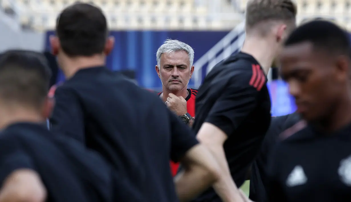 Pelatih Manchester United, Jose Mourinho, memimpin langsung sesi latihan jelang laga Piala Super Eropa di Stadion Philip II, Skpje, Senin (7/8/2017). Manchester United akan bertanding melawan Real Madrid. (AP/Boris Grdanoski)