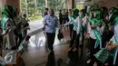 Sejumlah simpatisan perempuan muda PPP membagikan bunga kepada seorang pegawai di Kantor Kementerian Hukum dan Ham, Jakarta, Senin (11/1). Aksi damai tersebut mendesak penyelesaian konflik pengurusan partai PPP. (Liputan6.com/Faizal Fanani)