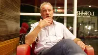 Pelatih Timnas Indonesia, Alfred Riedl saat berbincang dengan Bola.com di Sentul, Jakarta, Minggu (19/6/2016). (Bola.com/Nicklas Hanoatubun)