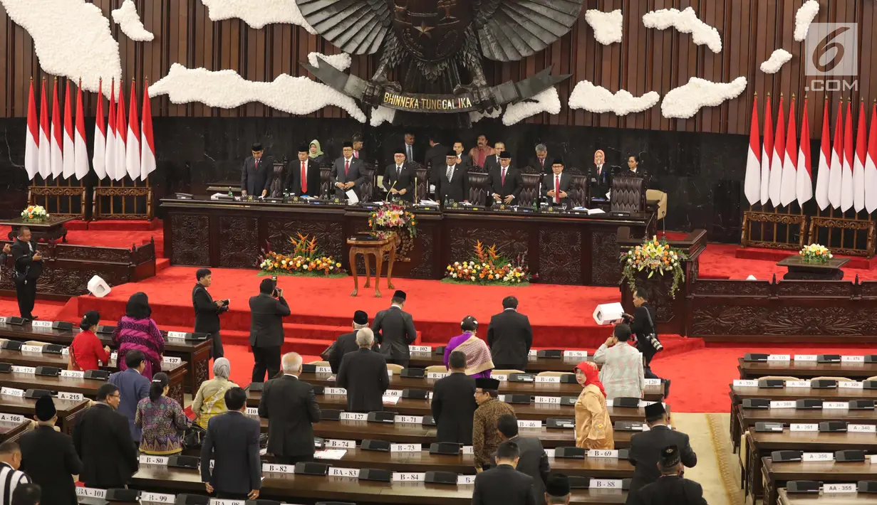 Seluruh pimpinan MPR saat memimpin Sidang Paripurna MPR Akhir Masa Jabatan Periode 2014-2019 di Gedung Nusantara, Kompleks MPR DPR RI Senayan, Jakarta, Jumat (29/7/2019). Sidang paripurna ini diikuti seluruh anggota MPR yang terdiri atas anggota DPR dan DPD. (Liputan6.com/HO/Sopi)