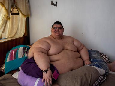 Juan Pedro Franco (32) tersenyum saat berada di kediamannya di Guadalajara, Meksiko (28/3). Pria tergemuk di dunia ini berat badannya turun 170 kilogram setelah dirinya mengikuti diet selama 4 bulan. (AFP Photo / Hector Guerrero)