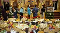 Pengunjung mengamati dekorasi pernikahan adat Palembang dalam acara &quot;Sriwijaya Heritage&quot; di Ballroom Hotel Dharmawangsa, Jakarta. (Antara)