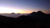 Panorama Gunung Sindoro dan Sumbing dilihat dari Gunung Prau. (Liputan6.com/Misyadi untuk Muhamad Ridlo)