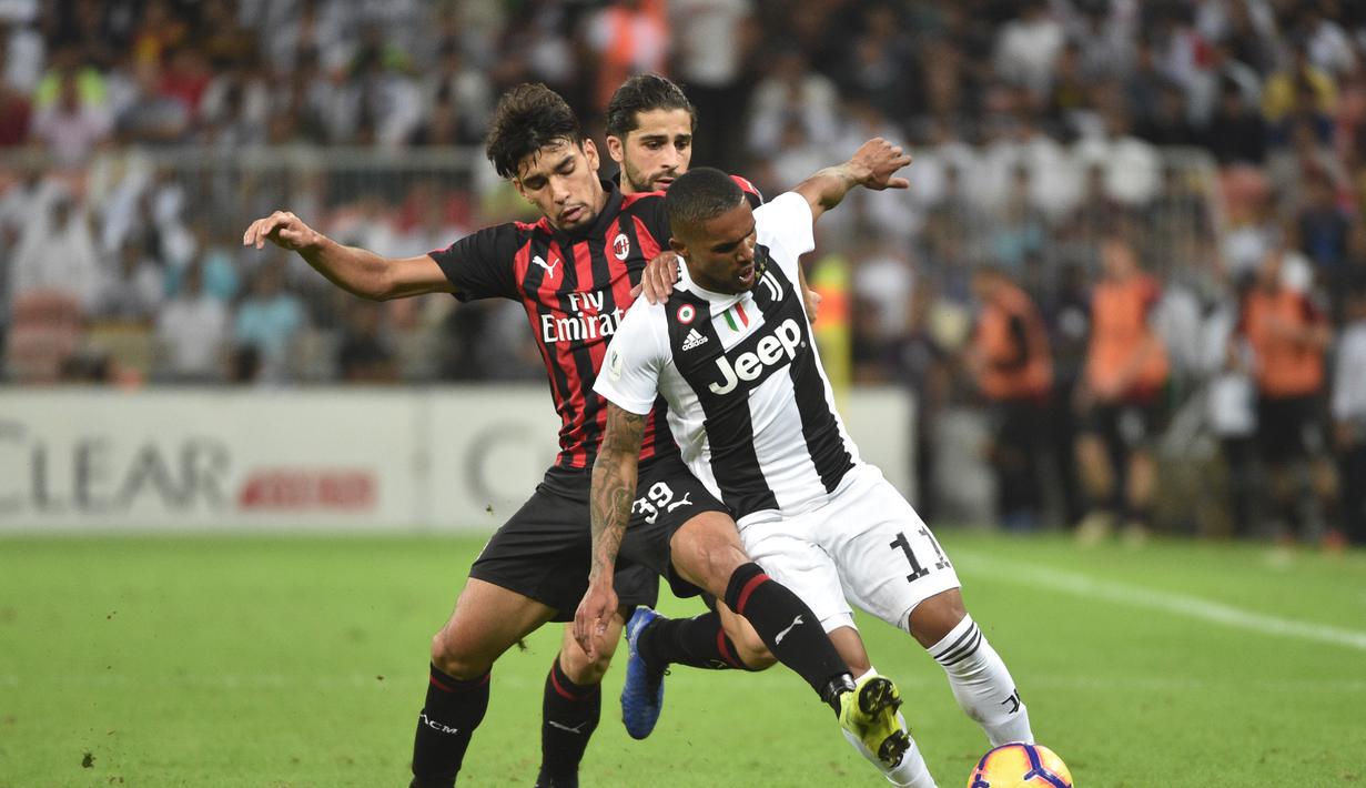 2. Duel yang dilakukan oleh Douglas Costa dan Lucas Paqueta pada laga Final Piala Super Italia yang berlangsung di stadion King Abdullah Sports City, Jeedah, Kamis (17/1). AC Milan kalah 0-1 kontra Juventus (AFP/Giuseppe Cacace)