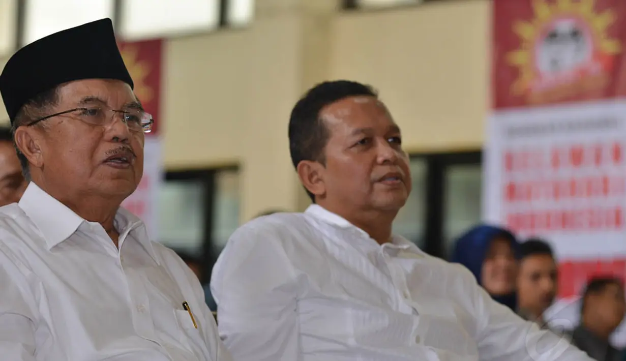 Jusuf Kalla didampingi Mantan Ketua Umum PAN Sutrisno Bachir saat mengahdiri acara Deklarasi "Gerakan Nasional Relawan Matahari Indonesia"  Jakarta, Sabtu (31/5/2014) (Liputan6.com/Andrian M Tunay)