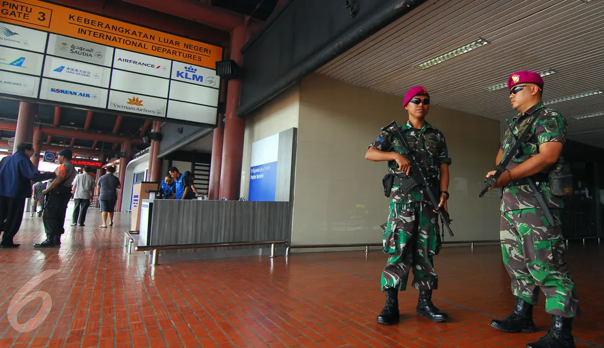 Anggota TNI AD melakukan pengamanan di kawasan bandara Soetta Tangerang, Kamis, (14/01/16). Pasca ledakan bom Sarinah Jakarta, seluruh aparat turun  melakukan penjagaan ketat di kawasan bandara Soetta. (Liputan6.com/Faisal R Syam)