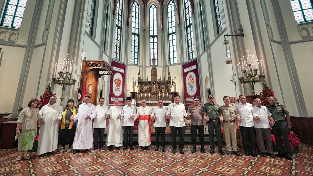 Kapolri Jenderal Listyo Sigit mendampingi Menko Polkam Budi Gunawan (BG) meninjau Gereja GKI Samanhudi dan Gereja Immanuel di Jakarta.