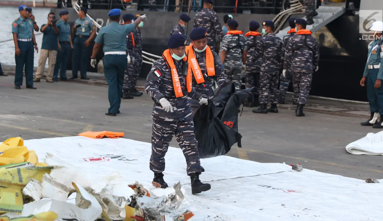 Personil TNI AL membawa kantong jenasah yang diturunkan dari KRI Torani di Pelabuhan JICT 2, Jakarta, Kamis (1/11). 189 orang menjadi korban jatuhnya pesawat Lion Air JT-610, Senin (29/10) lalu. (Liputan6.com/Helmi Fithriansyah)