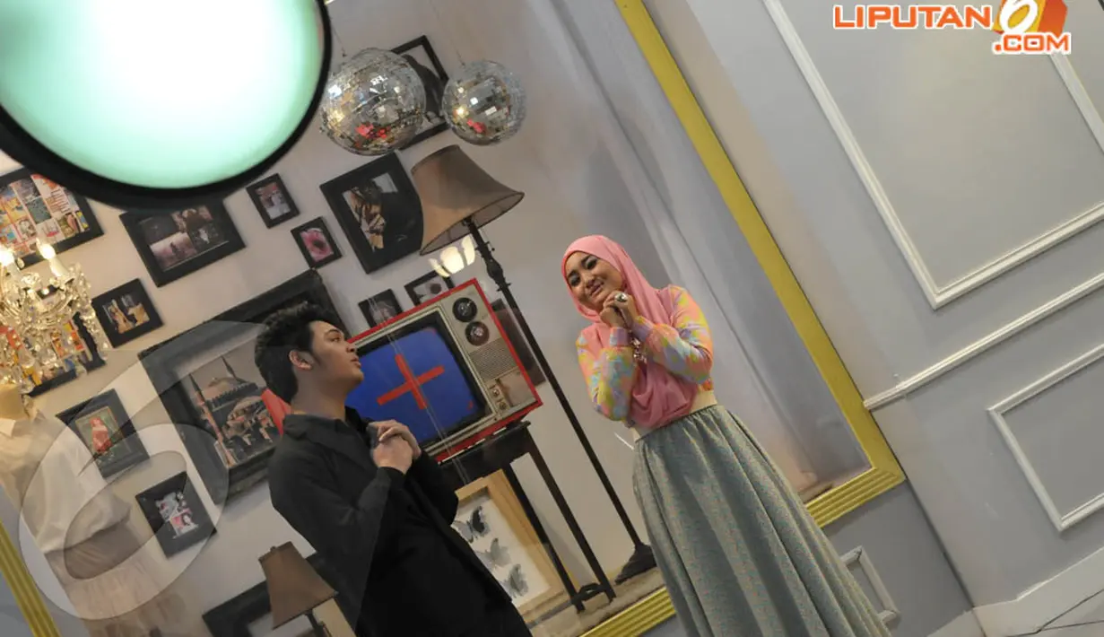 Fatin Shidqia Lubis dan Mikha Angelo saat syuting video klip di kawasan Jalan Gatot Subroto, Jakarta, Rabu (23/4/14).(Liputan6.com/Panji Diksana)