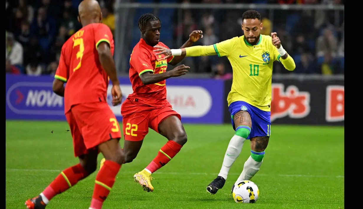 Neymar jadi pemain paling merepotkan bagi Ghana sepanjang pertandingan. Pergerakan gesit Neymar membuat barisan bek Ghana kelimpungan. (AFP/Damien Meyer)